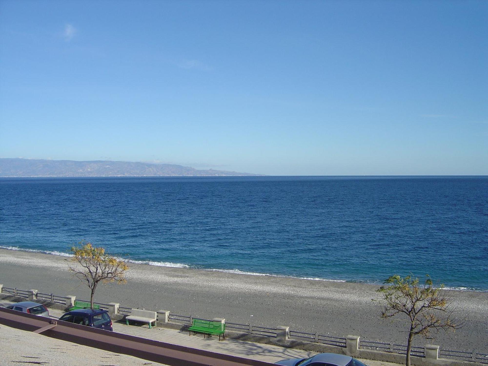 Mirone Apartment Fronte Mare Beachfront House Roccalumera Oda fotoğraf