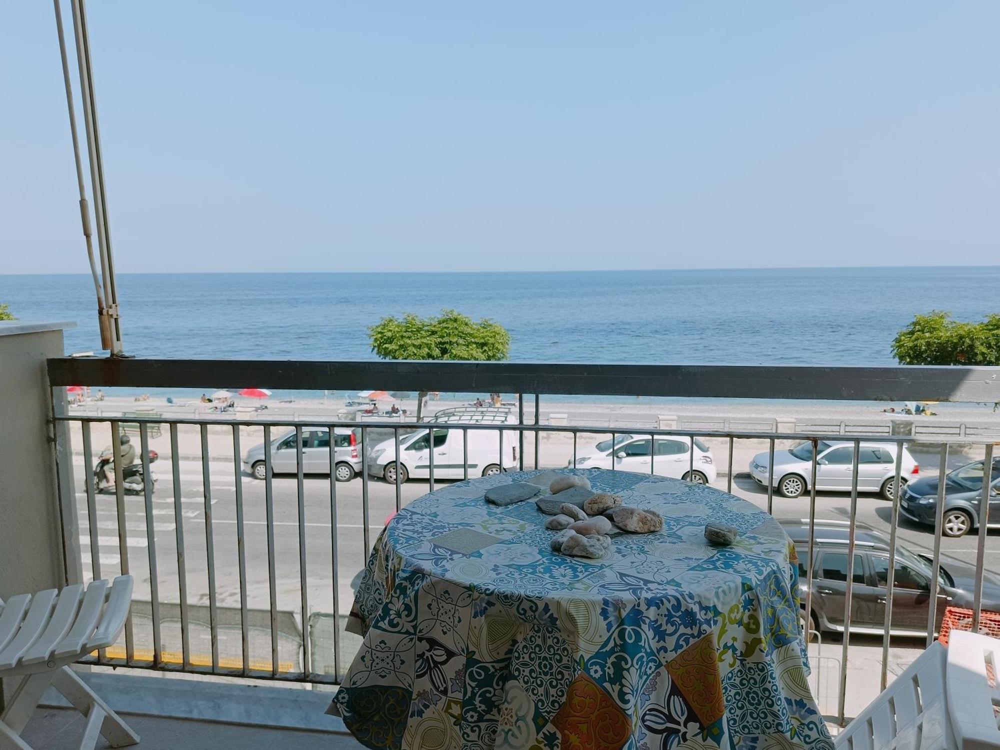 Mirone Apartment Fronte Mare Beachfront House Roccalumera Dış mekan fotoğraf